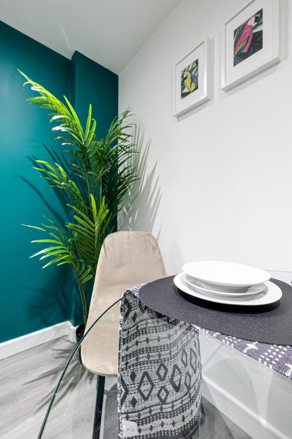 Cosy Modern Apt In Heart Of Stockport - Sleeps 4 Apartment Bagian luar foto