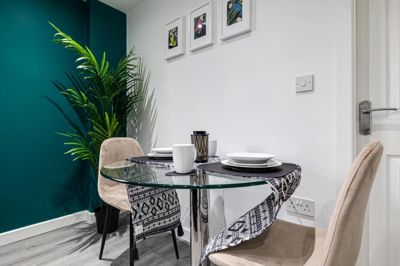 Cosy Modern Apt In Heart Of Stockport - Sleeps 4 Apartment Bagian luar foto