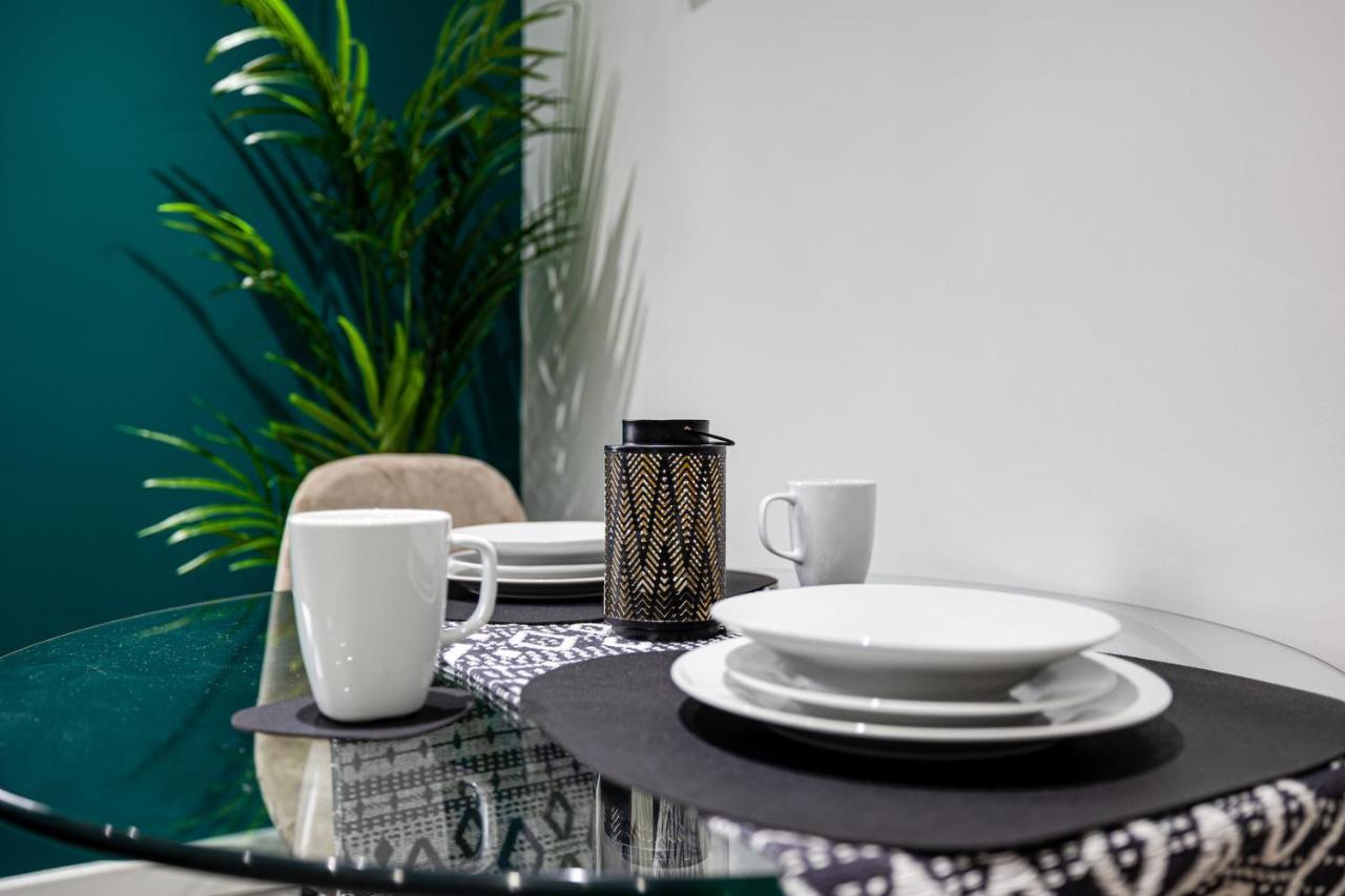 Cosy Modern Apt In Heart Of Stockport - Sleeps 4 Apartment Bagian luar foto